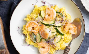 Kleurrijke saffraan risotto met garnalen