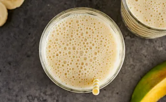 Gele smoothie met mango & banaan