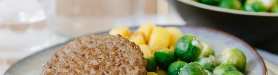 Spruitjes met kaassaus en cheese tomato burger