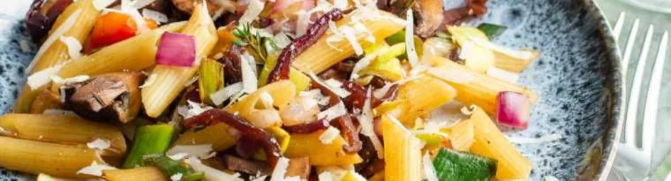 Vegetarische pasta met gekarameliseerde ui