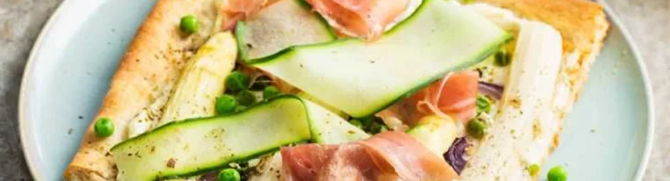 Pizza met ham en groene groenten