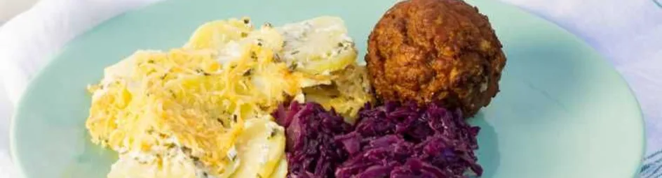 Rode kool met aardappelschotel en gehaktbal