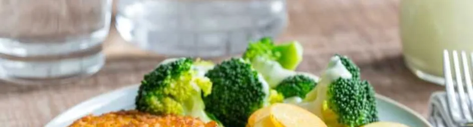 Broccoli met kipschnitzel, aardappelschijfjes en kaassaus