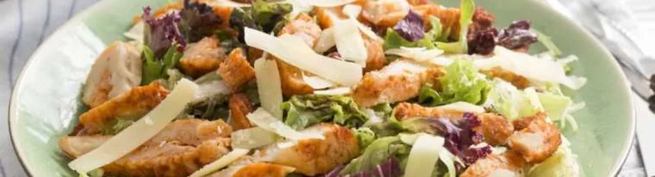 Caesar salade met gegrilde kipreepjes