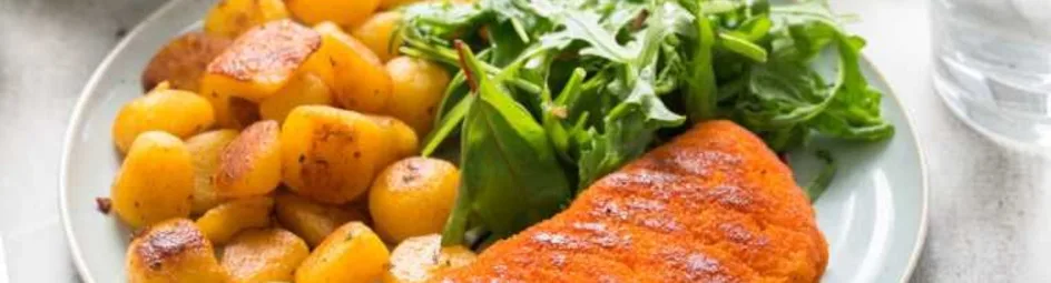 Kip satéschnitzel met minikrieltjes en sla