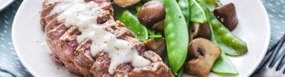 Biefstuk met champignonsaus en roerbakgroenten