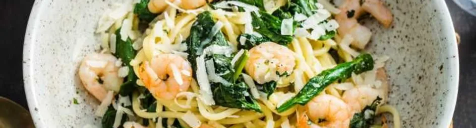 Pasta met knoflookgarnalen en spinazie