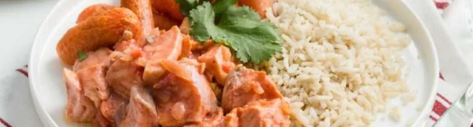 Zalmfilet in pittige tomaten curry met geroosterde wortels