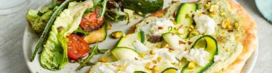 Naanbroodpizza met buffelmozzarella en een frisse salade