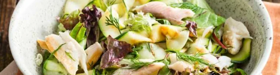 Frisse salade met dille en gerookte forel