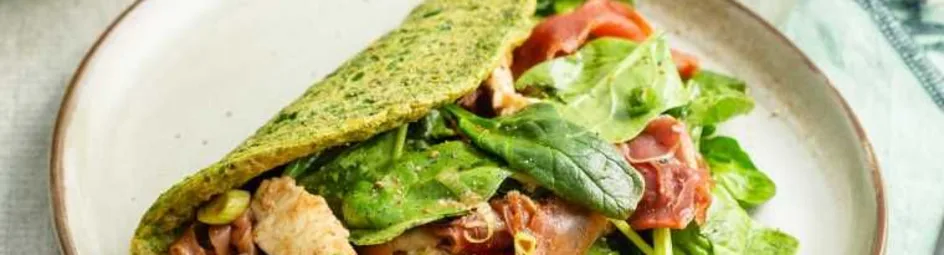 Spinazie omeletten met een Italiaanse salade