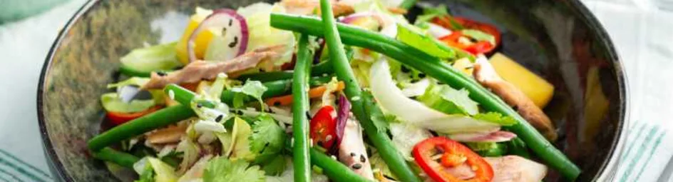 Aziatische salade met mango en gerookte makreel