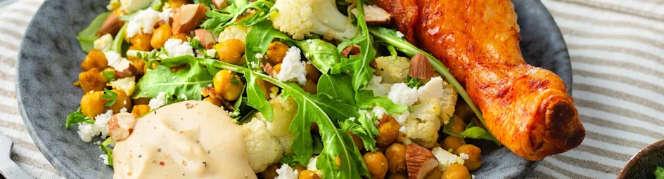Lauwwarme bloemkoolsalade met feta en kipdrumsticks