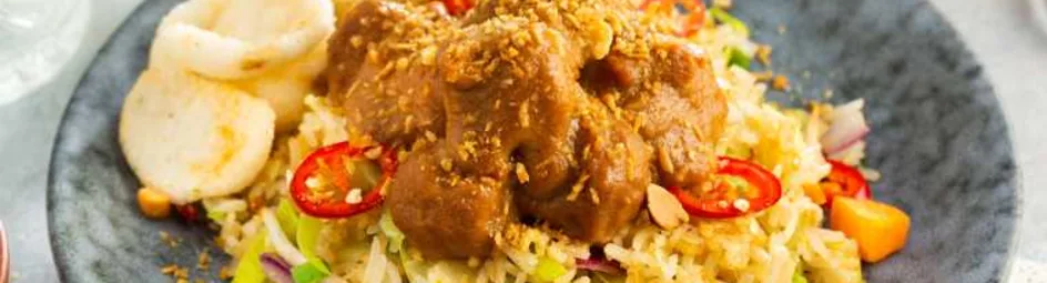 Nasi goreng met saté gehaktballetjes