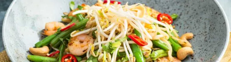 Zoetzure knoflookgarnalen met sperziebonen en noedels