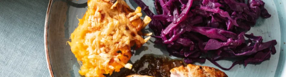 Varkenshaas met aardappelpuree met gegratineerde kaas, rode kool en mosterd jus