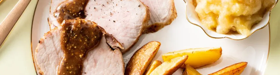 Varkensrollade met een ovenschotel en zelfgemaakte appelmoes