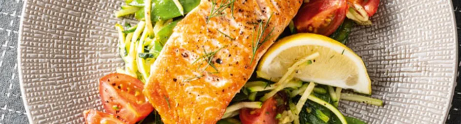 Courgette spaghetti met zalm, peultjes en cherrytomaten