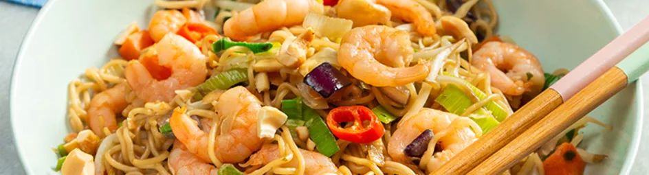 Woknoodles met garnalen en gember-sojasaus