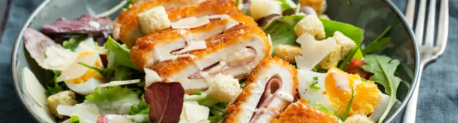 Caesar salade met kip cordon bleu