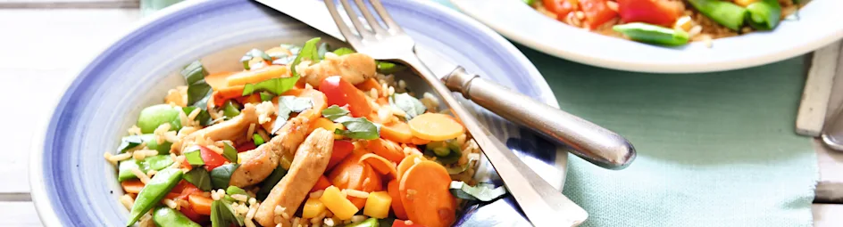 Kleurige voorjaarsrijst met kip