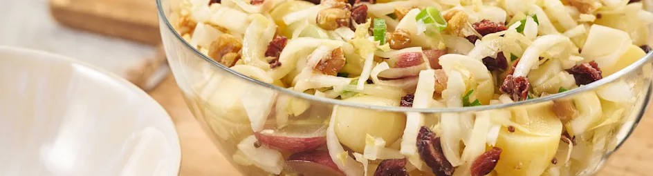 Witlof-aardappelsalade met cranberries en noten