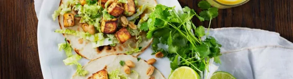 Krokante tofu tortilla met sriracha van avocado & geroosterde pinda’s