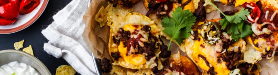 Nachoschotel met vegetarisch gehakt, kaas en guacamole