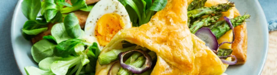 Bladerdeegpakketjes met groene asperges