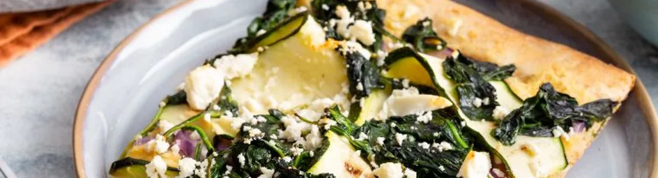 Pizza met hummus en gegrilde courgette