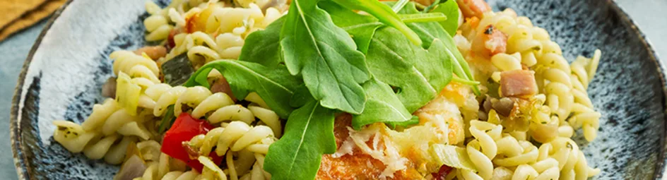 Ovenschotel met pasta en groene pesto