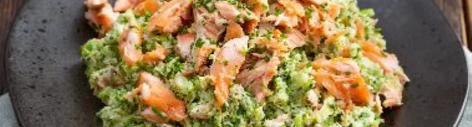 Romige broccoli rijst met pulled salmon