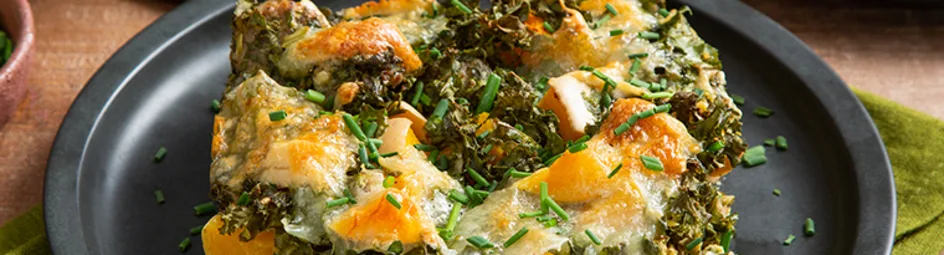 Boerenkoolschotel met pompoen en varkenssaucijs