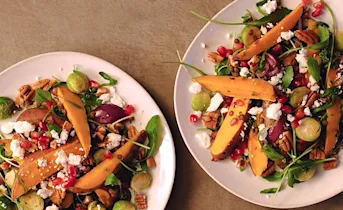 Winterse salade met geroosterde spruitjes en zoete aardappel