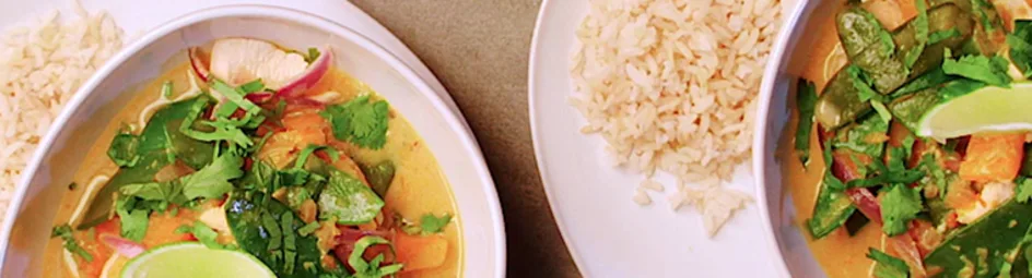 Rode curry met kip, pompoen en peultjes