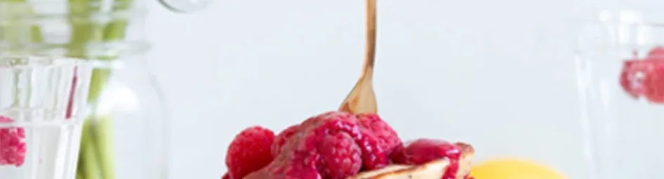 Citroen maanzaad pannenkoekjes met frambozensaus van Foodiefeest