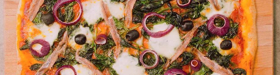 Pizza met spinazie, ansjovis en olijven
