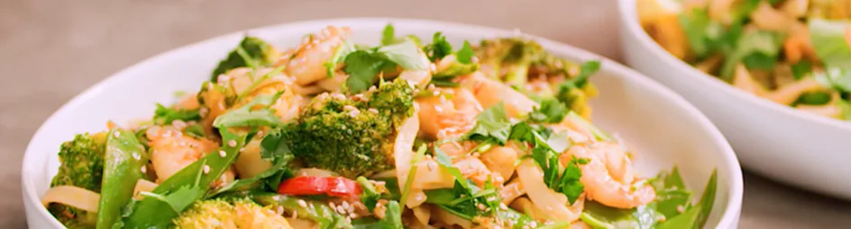 Bami met garnalen, peultjes en broccoli