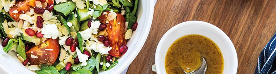 Frisse salade met waterkers en geroosterde tomaten