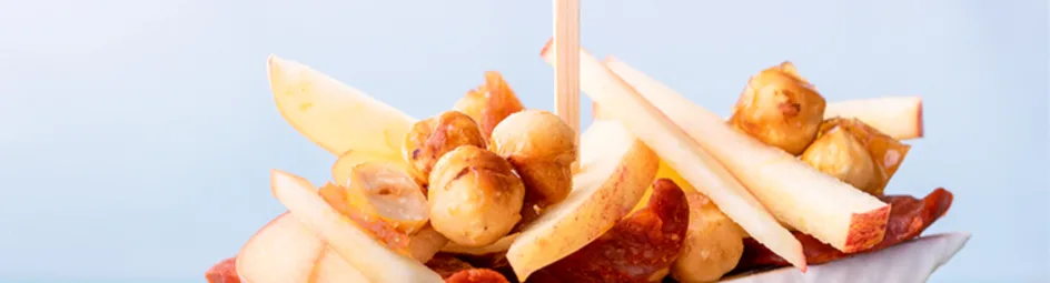Pinchos met brie, chorizo, appel en gekarameliseerde hazelnoten