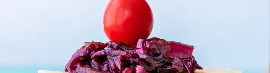 Pinchos met Manchego en rode uiencompote