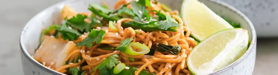 Noedels met paksoi en peultjes in hoisinsaus