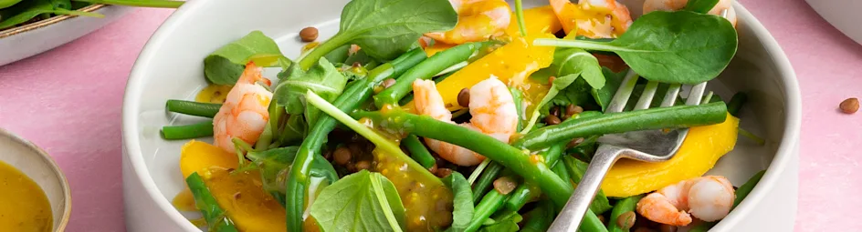 Tropische salade met garnalen en een sinaasappel-rozemarijn dressing