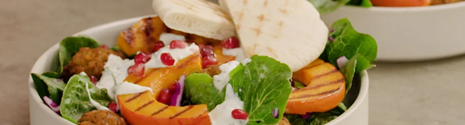 Falafelsalade met pompoen en granaatappelpitjes