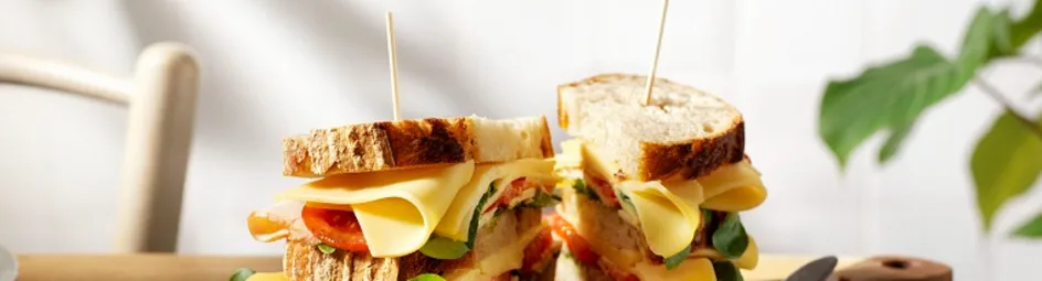 ‘Super sandwich’ met belegen Maaslander, gerookte kip, tomaat en pesto