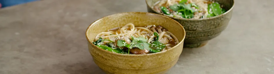Udon noodlessoep met peultjes en paddestoelen