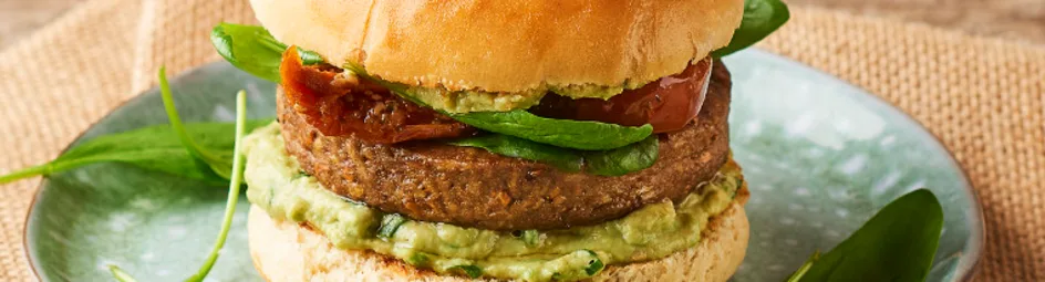 Vegetarische burger met avocado, tomaat en spinazie