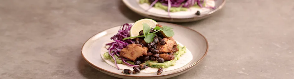 Vegan kip burrito’s met zwarte bonen en rode kool