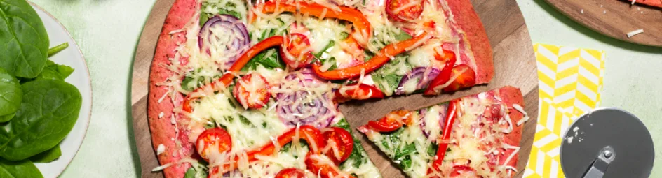 Bietenpizza met paprika en spinazie