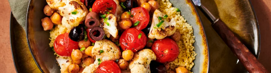 Gebakken bloemkool met kikkererwten, tomaatjes en olijven